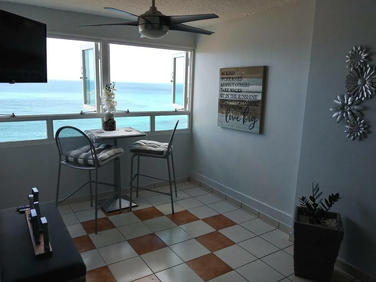 Breezy Beachfront Property With View Of Paradise 卢基约
